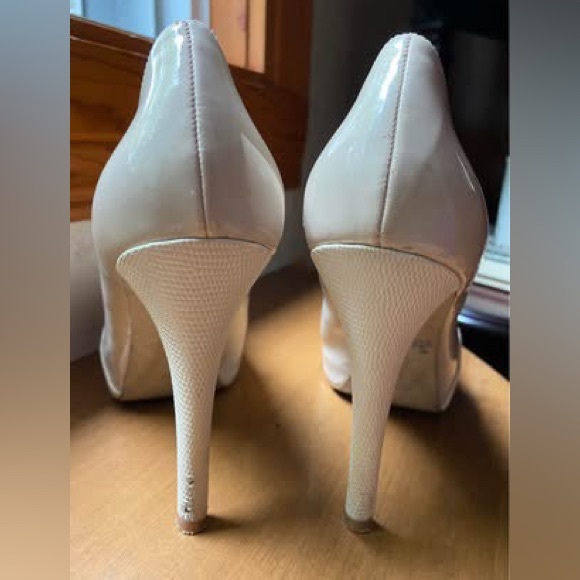 Guess beige stilettos -size 8M - Picture 3 of 4
